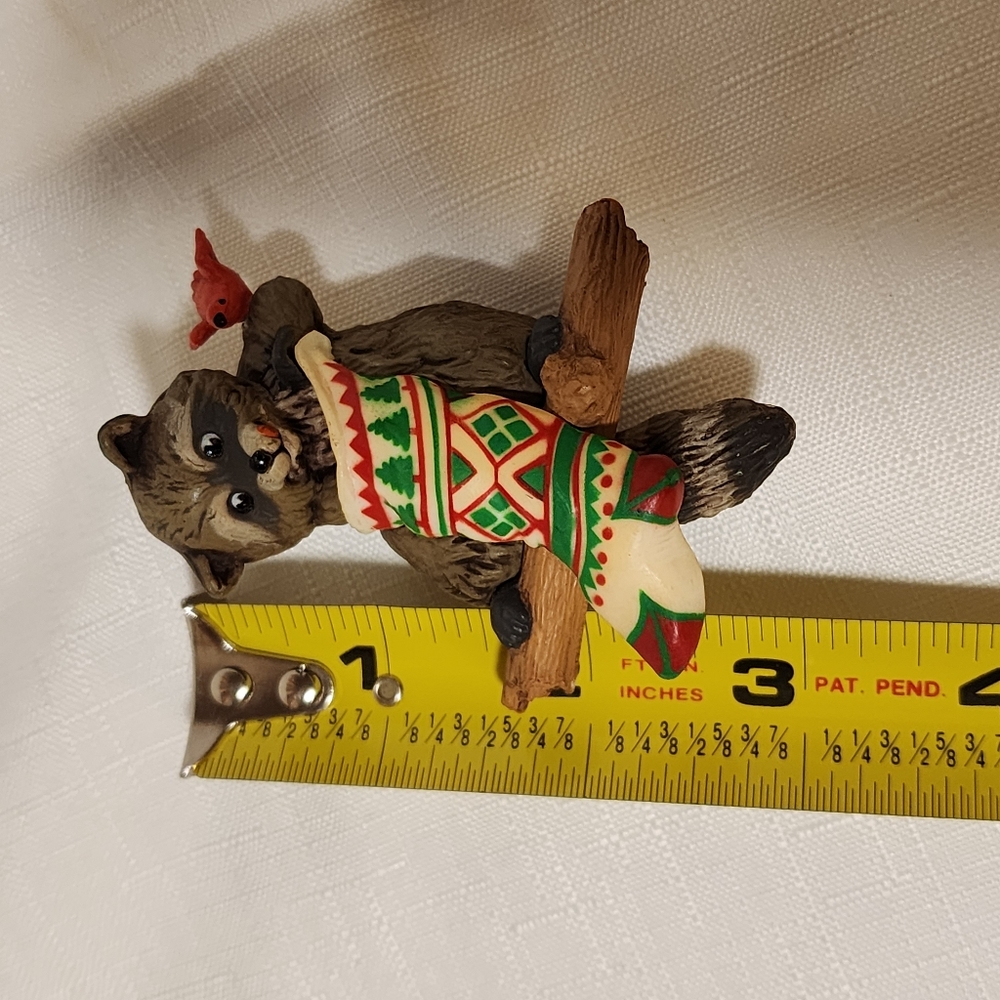 1982 Hallmark Raccoon Surprises Keepsake Ornament Vintage - Picture 3 of 9